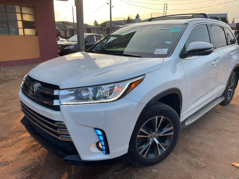 Thumbnail 7 of 2017 Toyota Highlander